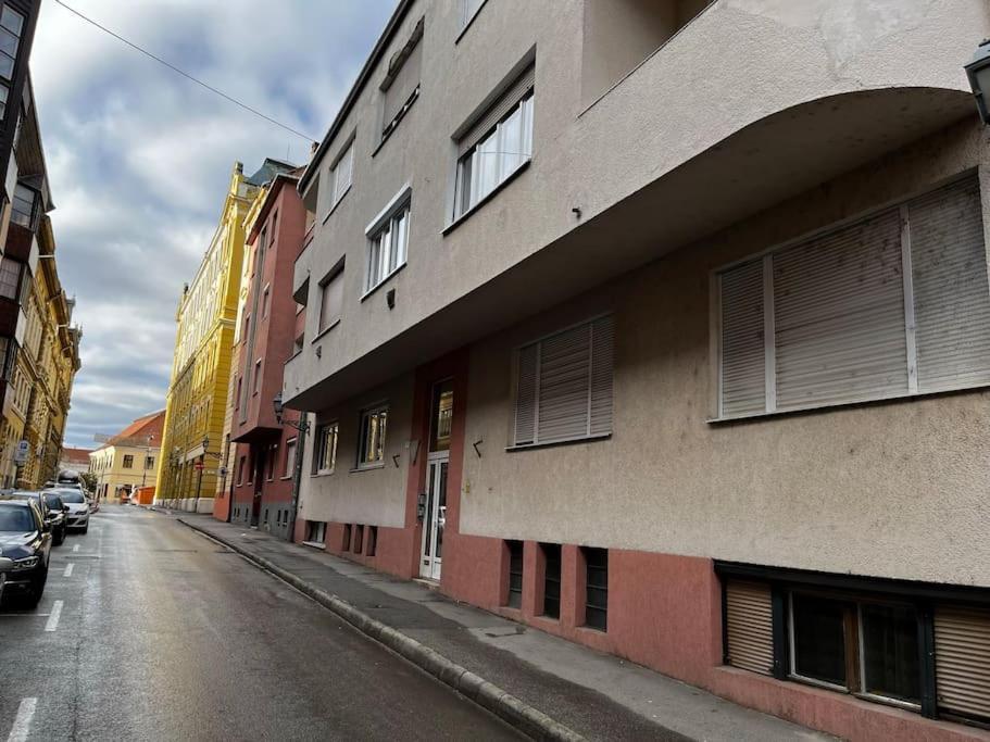 Downtown Studio Apartman Печ Экстерьер фото